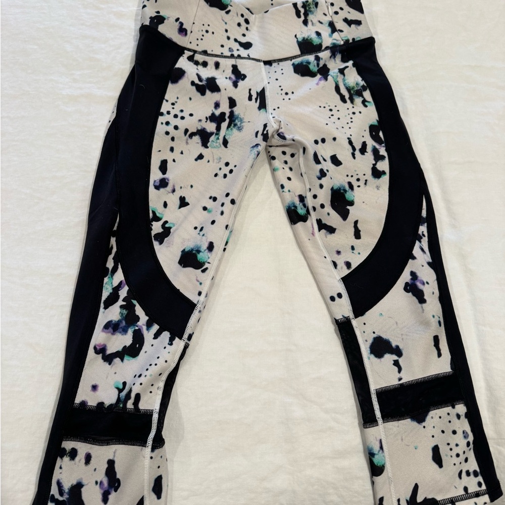 CALIA by Carrie Underwood Black and Cream Capri Pants with Artistic Pattern